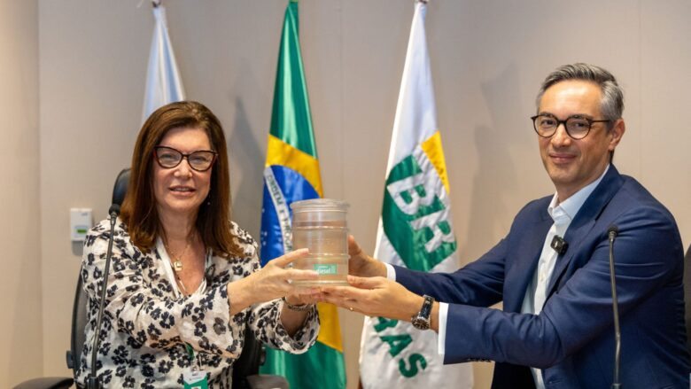 A presidente da Petrobras, Magda Chambriard, e o presidente da Vale, Gustavo Pimenta, durante ato de assinatura.