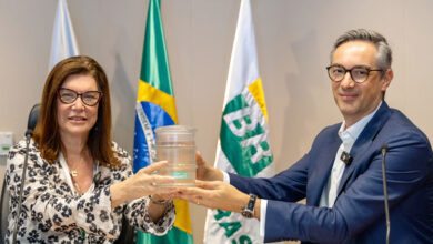 A presidente da Petrobras, Magda Chambriard, e o presidente da Vale, Gustavo Pimenta, durante ato de assinatura. (Foto: )