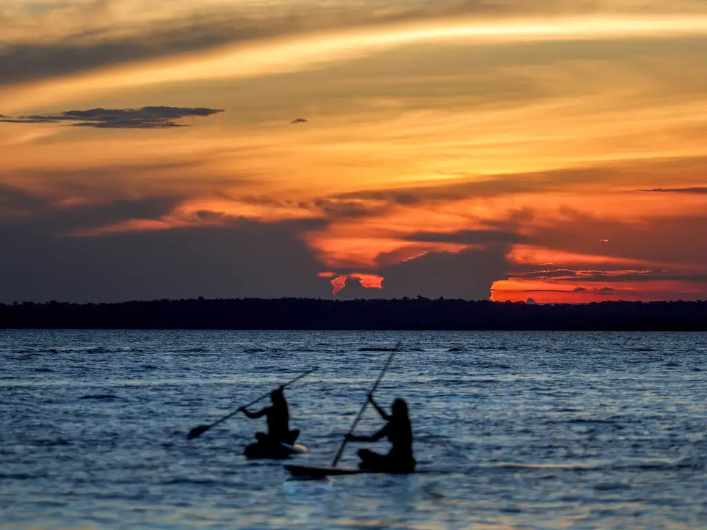 Cenas da Amazônia. Por do sol no Rio 