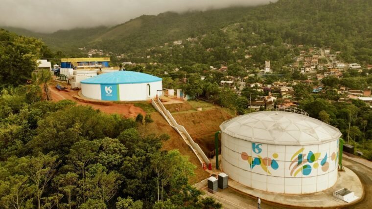 Obra da Sabesp em Ilhabela.