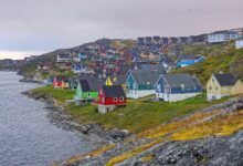 Casas costeiras coloridas em Nuuk Groenlândia sob céus cinza