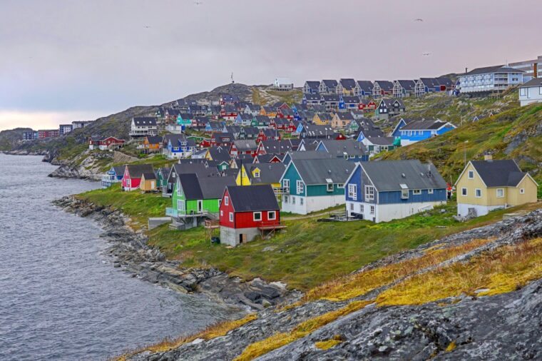 Casas costeiras coloridas em Nuuk Groenlândia sob céus cinza