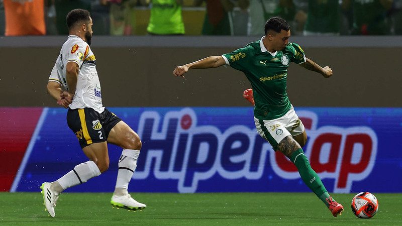 O jogador Thalys, da SE Palmeiras, disputa bola com o jogador do G Novorizontino, durante partida válida pela fase de grupos, do Campeonato Paulista, Série A1, na Arena Barueri. 