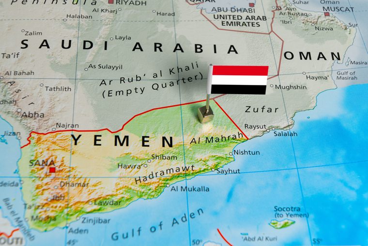 O Iêmen está localizado na extremidade sudoeste da Península Arábica, no Oriente Médio, fazendo fronteira com a Arábia Saudita ao norte e com Omã a leste. Ao sul, é banhado pelo Mar da Arábia, e a oeste, pelo estratégico Mar Vermelho.